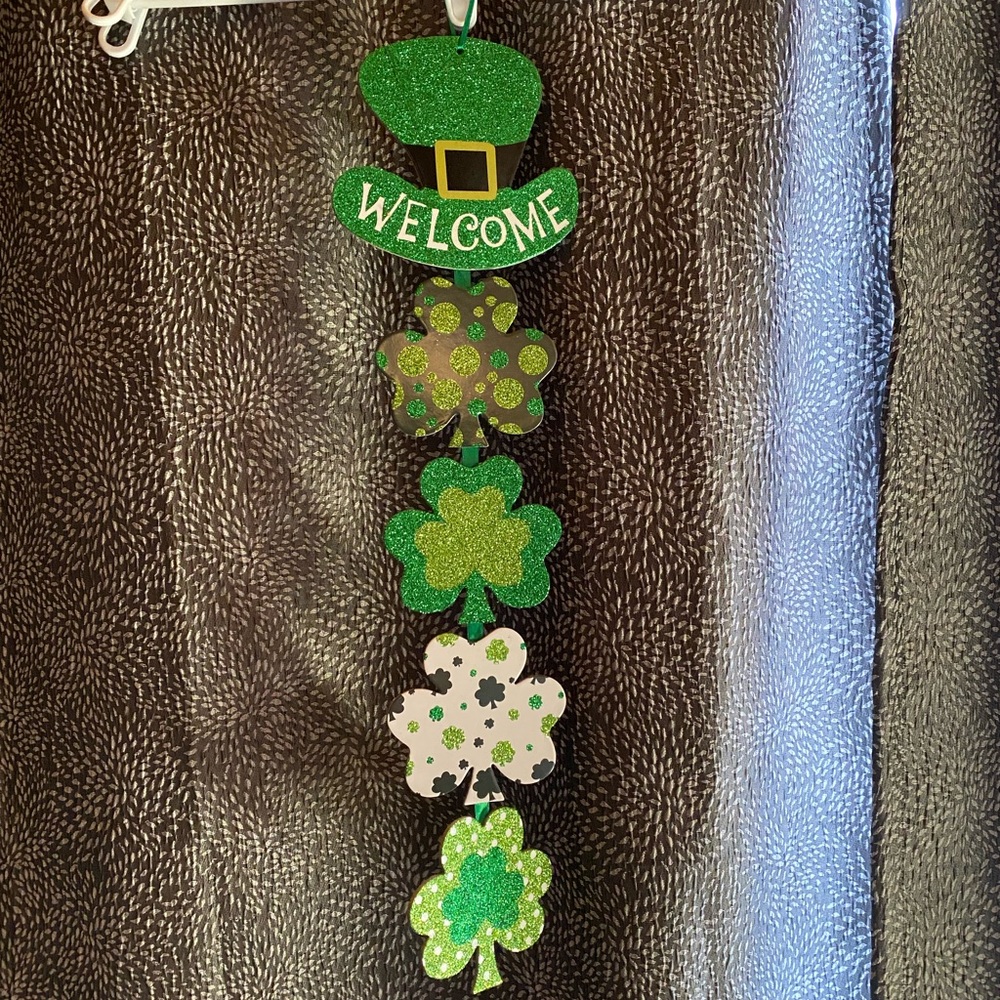 St. Patrick's Day Shamrock Welcome Sign - Picture 3 of 3